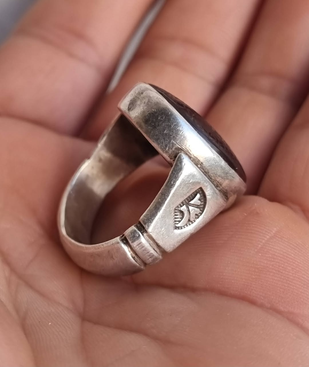 عقيق يماني كرز الكرز قشر اسود مخطوط خط يدوي 
                 🔥ايه الرزق المباركه كامله 🔥
🔥ومن يتقي الله يجعل له مخرجا ويرزقه من حيث لا يحتسب ومن يتوكل على الله فهو حسبه ان الله بالغ امره قد جعل الله لكل شي قدرا 🔥
بصياغه يدويه ثقيله للبيع مكاني بغداد يوجد توصيل إلى جميع المحافظات للبيع فقط فقط أحبتي الغوالي ما اراوس بس ابيع 
***********
