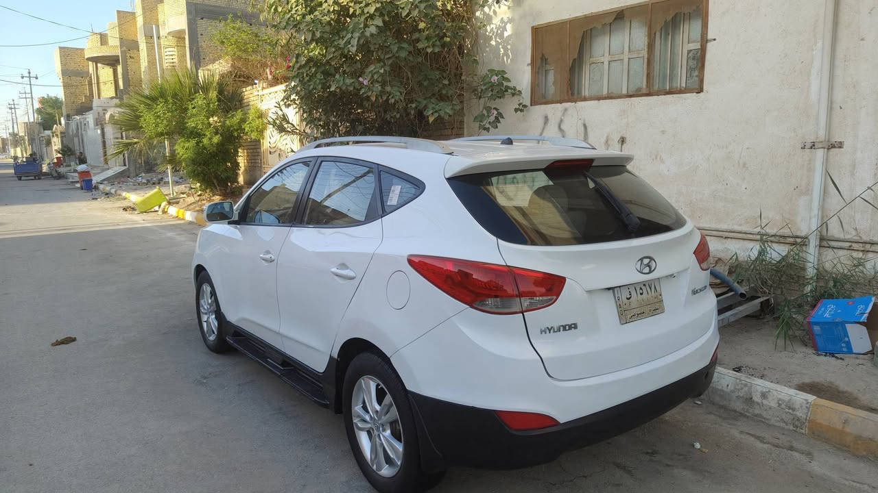 السلام عليكم هونداي توسان 2013 وارد خليجي محرك 2000 دوش بيئها رشات  الجهه اليسرئ فقط بدون داخل   مع طرف الجنطه رقم بصره تحويل مباشر ماشيه 177 الف السعر 130 وبيه مجال بسيط للاستفسار *********** مكاني ذي قار قضاء الشطره
