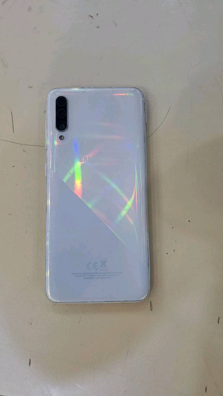 موبايل سامسونج گلاگسي A30s ذاكرة 128 سعرة مية قفل يجي بدون كارتونة وشاحنة ويوجد توصيل لكل محافضات العراق 