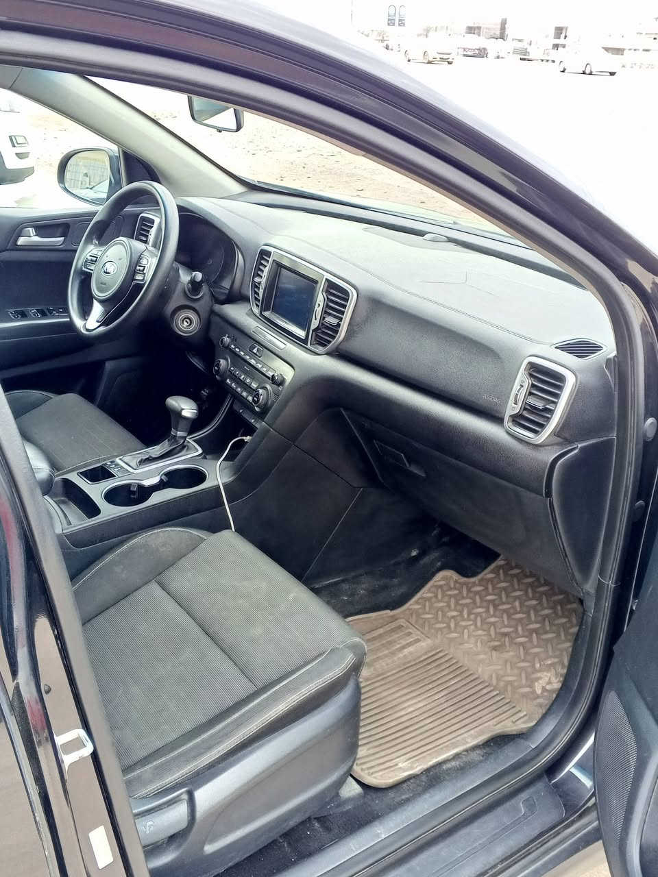 سلام عليكم للبيع سبورتج موديل موديل 2019 رقم بغداد تحويل ثاني يوم السياره وراد امريكي بيه خمس قطع بدون دواخل بدون ارباك مكينه جديده تبريد تدفئه السياره جاهزه من كلشي كشن حراره مكان السياره واسط العزيزيه معروضه ب 145وبيه مجال  الخاص مغلغ رقم صاحب السياره  ***********
