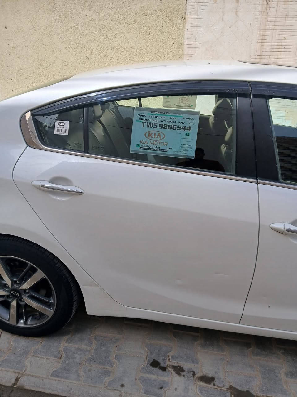 سيراتو مديل ٢٠١٧ رقم بغداد فول مواصفات واحد على واحد بصمه فتحت سقف وبعد هواي بيه مواصفات ماعرفنه محرك ١٦٠٠
هزه جديد بغداد دولي بيه جاملغ مبدل وبيه شكم رشه سونار موجود وي الصور سونار جديد ...السعر ١٣٢ ..  بيه مجال قليل
مكانه الرميثه ***********
