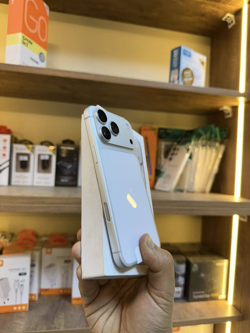 السلام عليكم للبيع ايفون 17 برو ماكس ذاكرة 256 تك سيمكارت دورات الشحن 0 مرة الجهاز جديد فقط مفتوح من الباكيت العنوان بغداد اليوسفية حي الشهداء مركز الأمير مركز الامير للهواتف  للاتصال ***********
