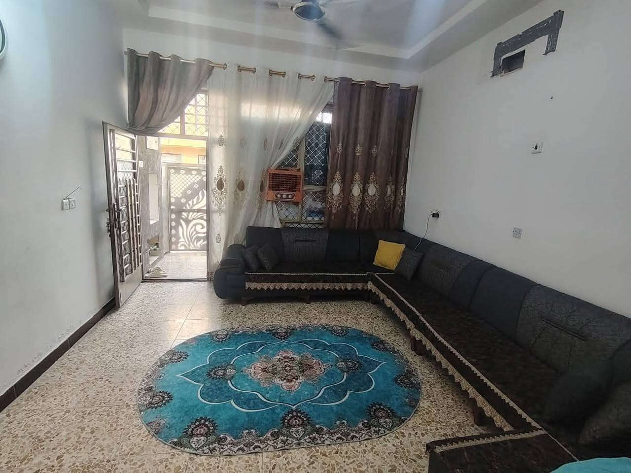 دار سكني تجاري. 
المساحة الكلية ٥٧ متر ركن.
الموقع : الزعفرانية الأربع شوارع.
خلف عمارة 4K للكاميرات.
رزاعي حجي جعفر سند ٢٥ وكالة ام الصورة.
تفاصيل الدار.
طرمة ٤ونص ×٢و٧٥سم.
 تحتوي على تواليت خارجي + مضلة للمغسلة + وغسالة. 
استقبال.
هول حولي.
حمام +تواليت داخلي.
مطبخ حار. +مطبخ بارد.
ترك.
درج كونكريت....
بناء حديث سنة 2025.
طابق واحد فقط.
سعر مناسب.....
للتواصل ***********.

