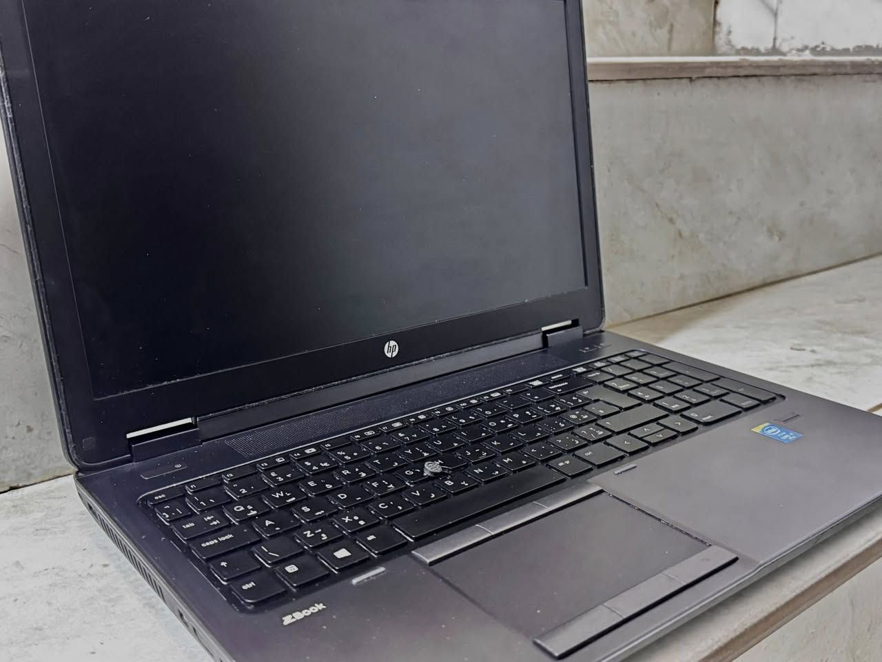 💻 لابتوب HP ZBook (Workstation)
🔹 المعالج: Intel Core i7 HQ (أداء قوي)

🔹 الرام: 8GB DDR3 (قابل للترقية)

🔹 التخزين: 256GB SSD (أداء سريع)

🔹 كرت الشاشة: NVIDIA Quadro (مصمم للأعمال الهندسية والتصميم)

🔹 الشاشة: 15.6 إنش Full HD (1920×1080)

🔹 نظام التشغيل: Windows 11

🔹 المنافذ: USB 3.0 – HDMI – DisplayPort – LAN

🔹 الكاميرا والمايكروفون: موجودان

🔹 الهيكل: معدني وقوي

🔹 التبريد: فعال للأعمال الطويلة

🔹 الكيبورد: مريح للطباعة الطويلة

🔹 الصوت: واضح

🔹 الاتصال: واي فاي قوي

🔹 الوزن: تقريباً 2.5 كغم

🔹 يدعم البرامج: AutoCAD – SolidWorks – Photoshop – Premiere Pro

🔹 الحالة: مستخدم – شغال 100%
ملاحضه:  لا يوجد شاحن 
السعر 400 وبيه مجال

للاستفار:***********
