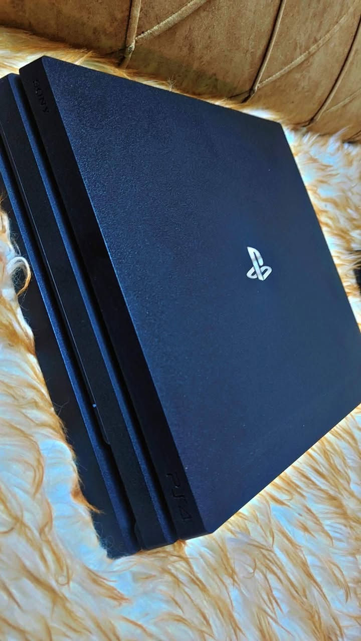 🎮 للبيع Sony PlayStation 4 Pro 
📦 المواصفات:
جهاز PS4 Pro
سعة التخزين 1TB
 4K
نظام 13.2 قابل للتهكير
يد تحكم PS4 + يد تحكم PS5
كيبل كهرباء
كيبل HDMI
🎮 الألعاب والحسابات:
قرص GTA V مع حساب قوي  داخل GTA Online
FIFA 25 ( PS Plus)
God of War Ragnarök ( PS Plus)
Horizon Forbidden West ( PS Plus)
Detroit: Become Human ( PS Plus)
Fortnite
eFootball 2026
Fall Guys
وألعاب أخرى كثيرة
(اشترك ps Plus سنه خلص قبل سبووع )
💰 السعر: 300
📍 المكان: الموصل – حي العامل


**إذا كنت صاحب هذا الإعلان وتريد حذفه لأي سبب، رجاءا أرسل رسالة إلى الدعم الفني**