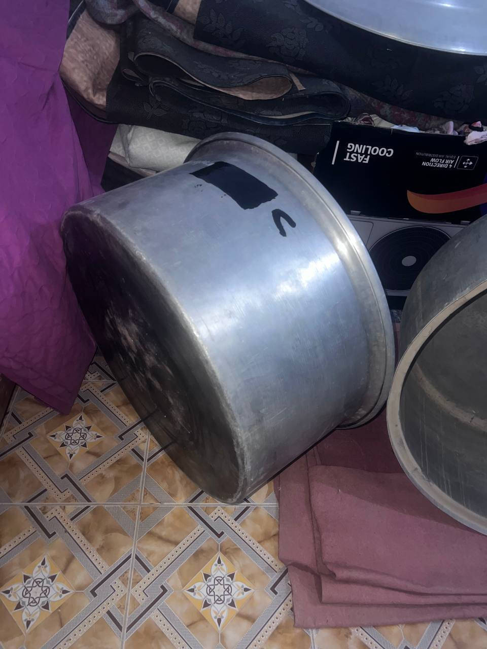 كدور طبخ عدد 3
عيون عدد 2 
مناصب او ميز يكعد عليه الكدر عدد 2 تفصال حديد ثقيل 
استخدام قليل ونضيفات حيل للبيع السعر 225 
مكان بابل ***********
