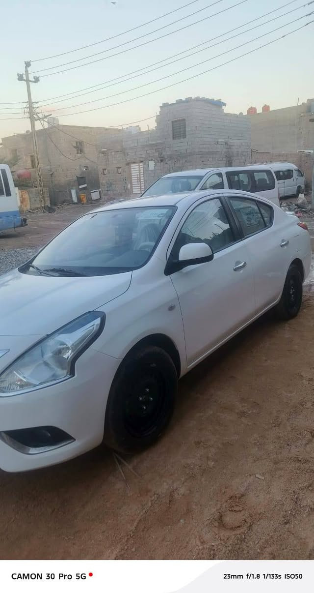 نيسان صني ٢٠٢٤ ام لبليته الزركه السياره نضيفه احله من الصوره استخدام شخصي ماشيه ٢٤٠٠٠ بيهه بارد موضح بالصوره السعر ١٢٧ وبيهه مجال قليل ***********
