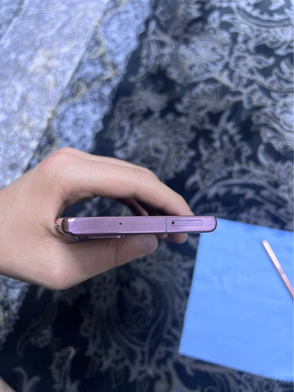 سلام علیکم👋🏻
(Galaxy note20 5g)بۆ فۆرشتن
ڕەنگی بڕۆنزە 
١٢٨ گێگای ڕام ٨ ئەوروپیە نەکراوەیە دوو سیمە هیچ کێشەیەکی نیە تەنها تۆزێک وردە شوختی هەیە و قەڵەمەکەی بەشی ژێرەوەی شکاوە بەس ئیش ئەکات بێ کێشە بۆ دەرکردنی بە شتێکی تیژ کێشەی نابێت. خۆتان نرخ بنوسن🖤سلێمانی-*********** السليمانية, العراق
