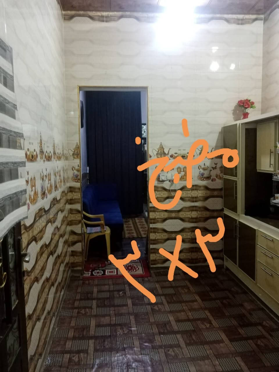 بيت للبيع في الجولان الثانيه قرب مول البركه مساحه ١٥٠ يحتوي على غرفه وصاله واستقبال ومطبخ وحمام ومنور  الشارع٨ السعر ٥٨ وبيه مجال للتواصل ***********
