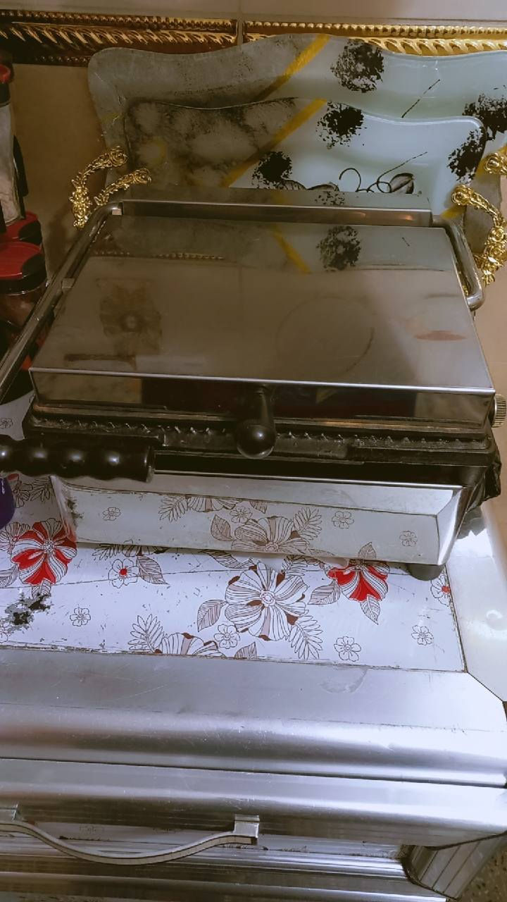 سلام عليكم شويه همبركر+صاجيه حجم صغير البيع والشراء يجي على الخاص او رقم الهاتف ***********
