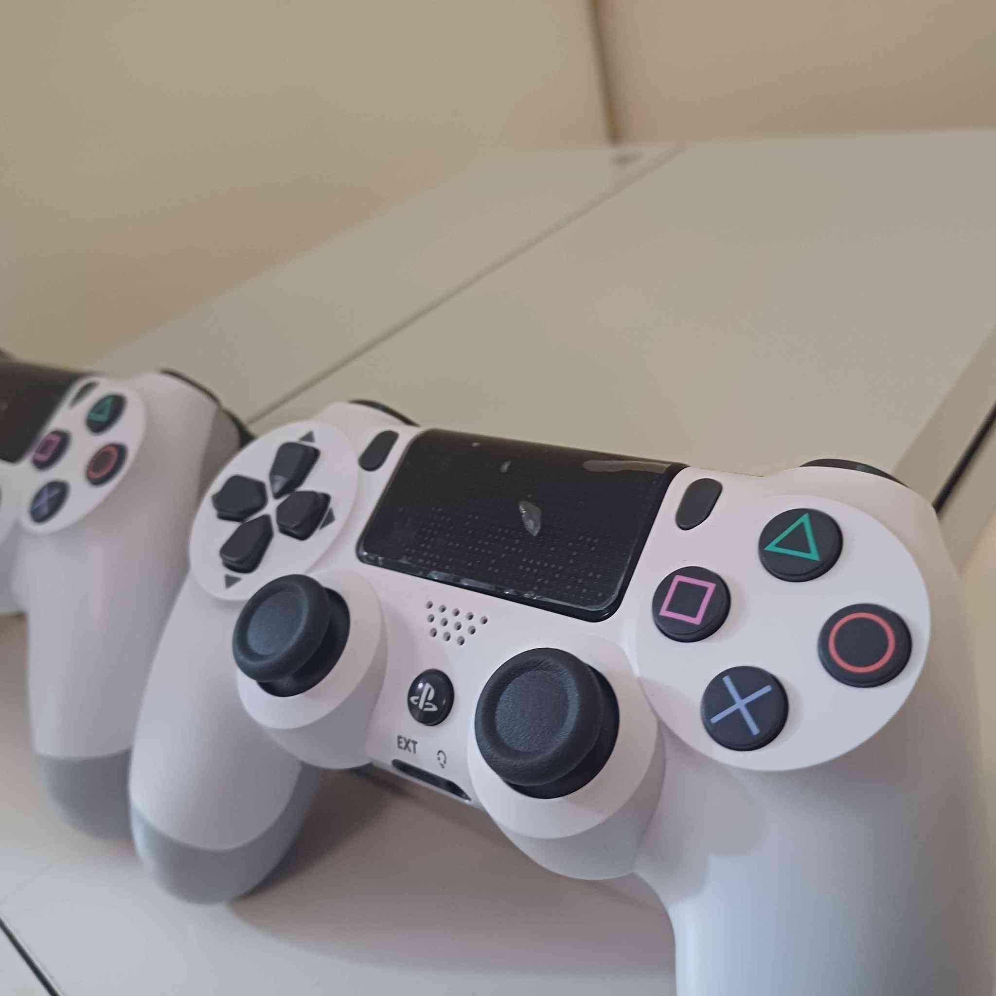 بلي ٤ مهكر بالة ( غير مستخدم ) 
  : نضافة مفولة مثل ماموجود بالصور 
ذاكرة : ٥٠٠ كـيكا . 
جوستكات ٢ : ( درجة اولى مع الضمان الحقيقي)
ملحقات كيبل كهرباء وشحن وكيبل HDMI 
الجهاز متروس العاب حديثة وقوية 
السعر : 245 الف 
مكاني بغداد الحرية الاولى ( توصيل متوفر )
*********** واتساب او اتصال بغداد, العراق
