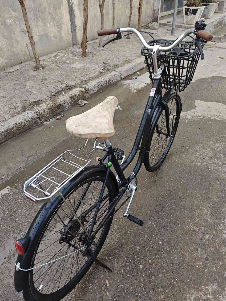 سلام عليكم بايسكل  بناتي تاير عريض حجم 26
مابي اي نقص كل غراضة جديدة 
سعر (60) بي مجال 
للتواصل ***********
مكاني البياع الرسالة الثانية 
ملاحظة الباسكل مصبوغ فقط للجمالية
