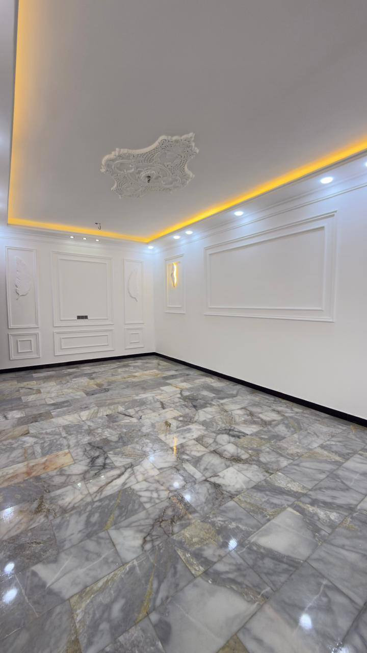 الدار للبيع
📍 الديوانية _حي الجامعة – شارع 20 
📐 المساحة: 200 م
🏢 طابقين – بناء حديث
📏 واجهة 10 م × نزال 20 م

✨غرف نوم عدد 4
✨صالة عدد 2
✨ استقبال 
✨مطبخ 
✨كراج سيارة
✨3مجموعات صحية
▪️ حديقه وشالات داخليه
💎 مميزات العقار:
✔️ بناء حديث – غير مسكون
✔️ موقع ممتاز 
✔️ جاهز للسكن الفوري

                          المراجعة 
     ♦️♦️♦️مجموعة باسم الشمري♦️♦️♦️
      ♦️♦️للاستثمار والتطوير العقاري♦️♦️
الفرع الاول/بغداد،القادسية،قرب مجمع الوزراء
الفرع الثاني/الديوانية،الجزائر ،الشارع الخدمي،مقابل تقاطع أم الخيل
الفرع الثالث/الديوانية،العروبة،شارع  المتحف
____
للأستفسار الاتصال على📲
قسم المبيعات 📠
***********📱
***********📱 
📲 حمّل تطبيق باسم الشمّري العقاري الآن من Google Play:
👉 [https://play.google.com/store/apps/details?id=com.basemShamry.app](https://play.google.com/store/apps/details?id=com.basemShamry.app)
🍏 قريبًا على App Store
