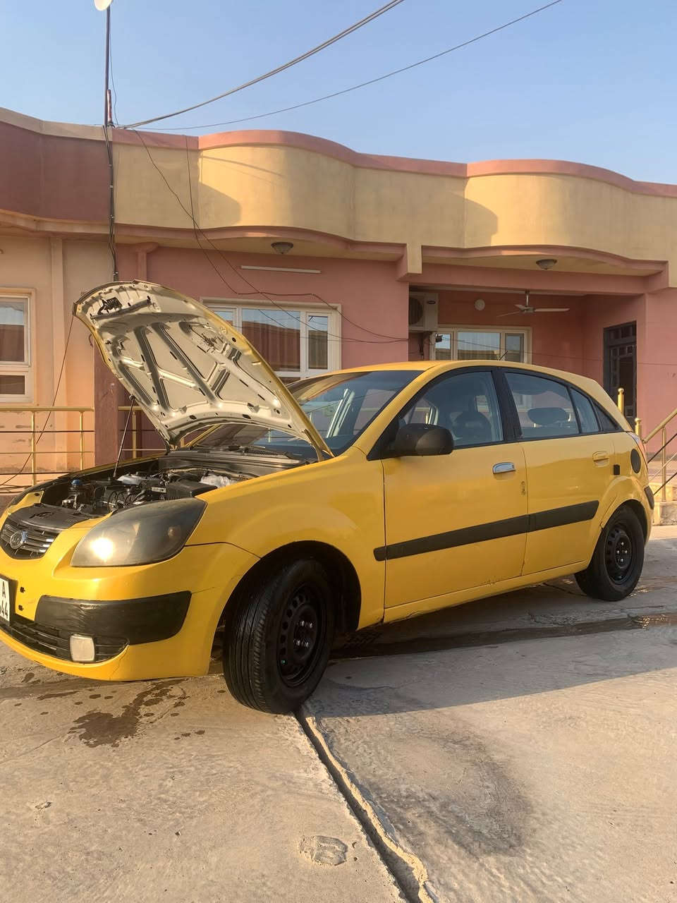 السلام عليكم كيا ريو ٢٠٠٦ للبيع مكانها بالموصل السيارة حلوة وبيها شويا خيسان بل داير تبريدها ماشاءلله ثلج منظومة جديدة شادلها طخم تاية بسيارة طخم امامي خلفي جديد دواخلها حلوة (رقمها انبارررر) صاحبها بالموصل يحول  كيرها جديدة محركها جديد عينا وكلج جديد ( كير عادي ) 
السعر (( ٦٢)) وبيها مجال ***********
