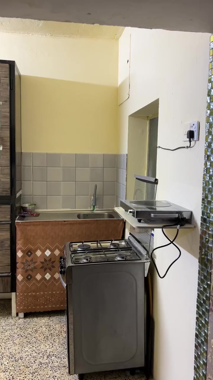 السلام عليكم بيت لبيع بغداد الجديده قرب جامع عرفات 
مساحه البيت 153 متر الواجهه 6 وربع والنزل 25 
يحتوي البيت على 5 غرف نوم  ومطابخ 3 وصحيات 2 
الاستفسار *********** واتساب موجود
