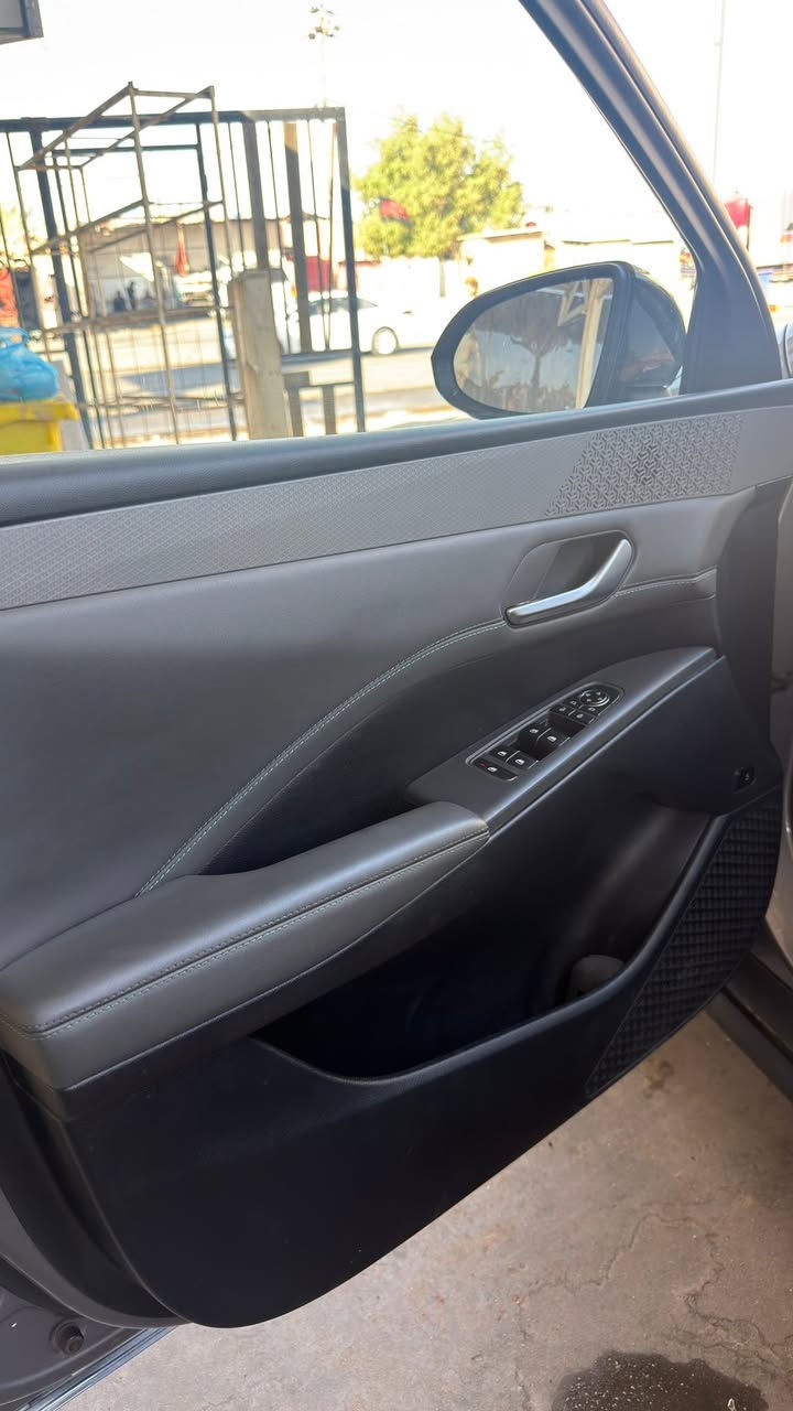 QIN PLUS BYD للبيع 2025  
رقم بغداد 
ماشيه 30 الف 
بسمي تحويل مباشر 
السياره جديده ماعدا طعجه خفيفه بالباب موضحه بالصوره 
السعر 117 وبيها مجال مكاني البصرة 
رقم ***********

