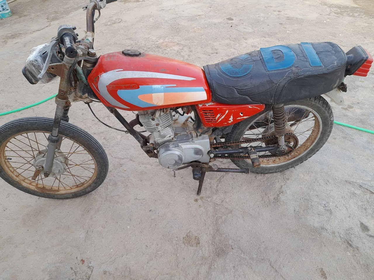 السلام عليكم دراجه للبيع سعره ٢٥٠ وبيه مجال شغاله عوزه بس هندر مكاني معمل ورق ***********
