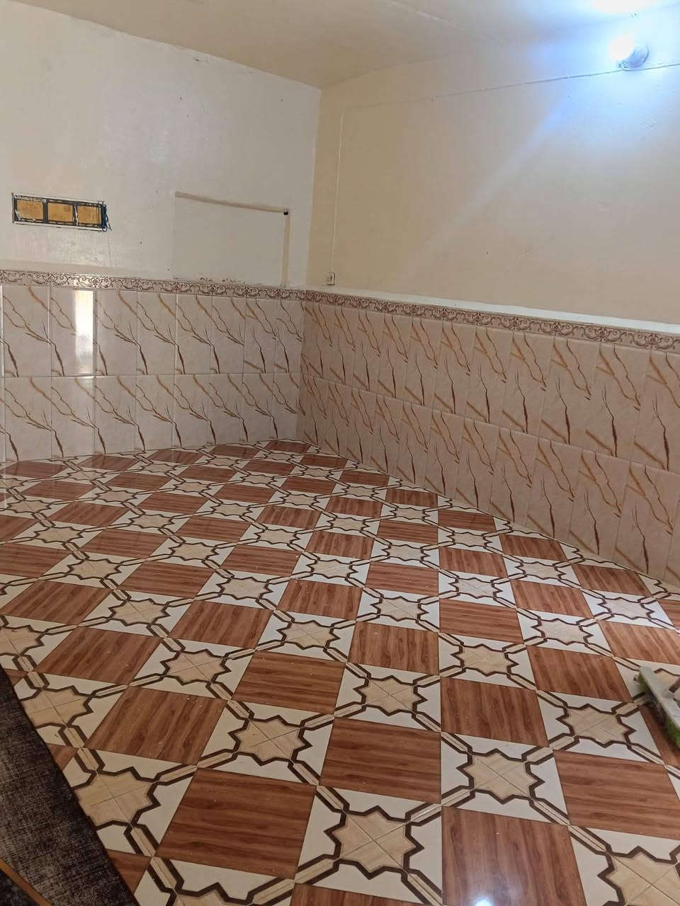 سلام عليكم بيت لبيع ٢٠٠ م سعر ٣٠ حي الحكيم نزلت فران المرتضى تصل ***********
