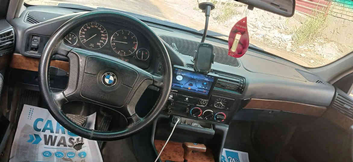 السلام عليكم بي ام 525  وارد ياباني بجم عريض مسكر فانوس موديل 1995 سيارة صبغ جمالية فقط نضيفة بمعنا الكلمة تجي وتشوف بعينك كير محرك بحالة جيدة جدا عليها ادامة من فيتبم جديد اصلي وراديترات وجوينات وبلكات اصلية ونوزلات اصليات دهن كلة اصلي من شركة اكسادو10w40 بدون لا تنقيص ولا تبخير
مواصفات سيارة 
كشنات جلد وكهرباء 
تبريد قطعتين ثلج 
مري كهرباء 
جام اوتو كلة كهرباء بردة خلفية 
داخل صاج ملكي واسود دبل ايرباك سيارة دبل جكمجة
ويل خلية وتخم تاير جديد سنتر لوك شغال بيهة منضومة زنون عالي ناصي سيارة رقم سليمانية تحويل ثاني يوم سيارة مكانها بغداد الدورة 
سعر 80 وبيهة مجال بسيط 
لاستفسار***********
