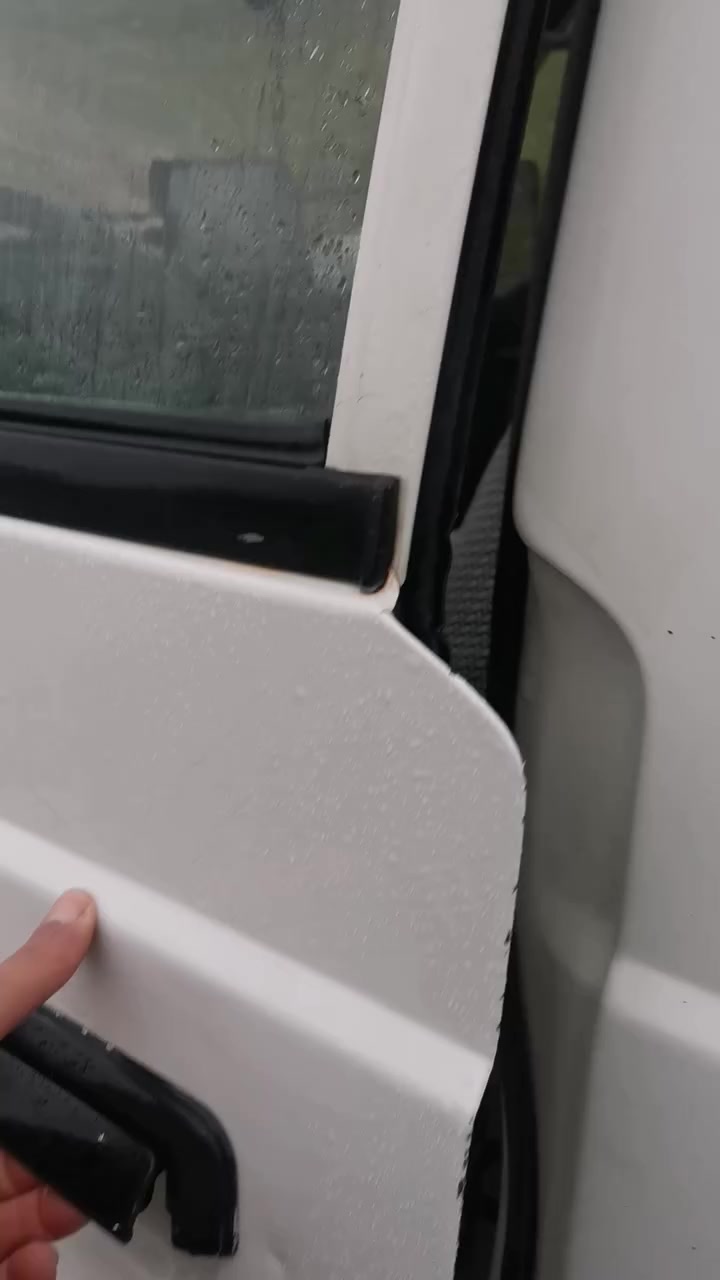 پاس مستەر بۆشی 2008
گێڕ و مەکینە و ئەکسل بەشەرت
تەبریدی سەیارە بەشەرت بێ کێشە
شاشە ئایپاد و دەرگا کارەباییە 
کامیرە و لیدی زۆر جوانی بۆ بەستراوە
کووشن و گاعی و تایەی نوێیە
حیزام نیە بە حیزام بۆیاغ دەفرۆشم
ئەگەر مووشتەری نامە بنێرە یان پەیوەندی بکە
***********
***********
