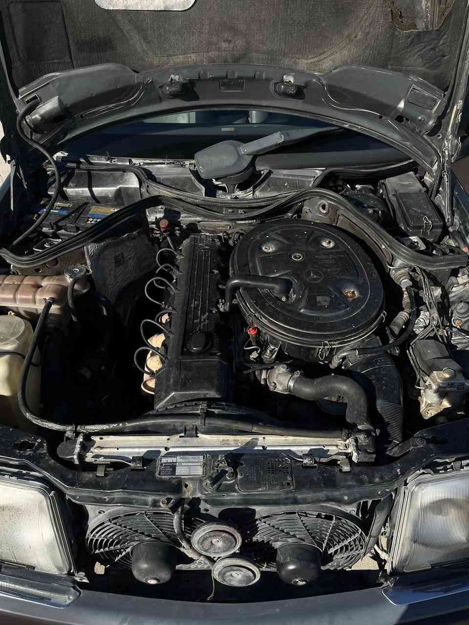 مرسيدس E300
موديل 1991
محرك عنكبوت 6 سلندر 
السيارة كاملة من ناحية المحرك 
وكاملة الكهربائيات وكلها شغاله
الكير سليم 
قواعد الدبل سليمات 
الصدر والحدادية سليمات
بيها خياسات بسيطة كلش 
سلايد روف شغال بكل تحركاته
الكشر البلاد مالتها بس جارد
داخل السيارة موضح بالصور
سعر السيارة 68 وبيها مجال
السيارة سنويتها بأسمي تحويل مباشر وماعليها اي غرامات  والسنوية لل2029 
مكان السيارة بغداد حي تونس
رقمي ***********
