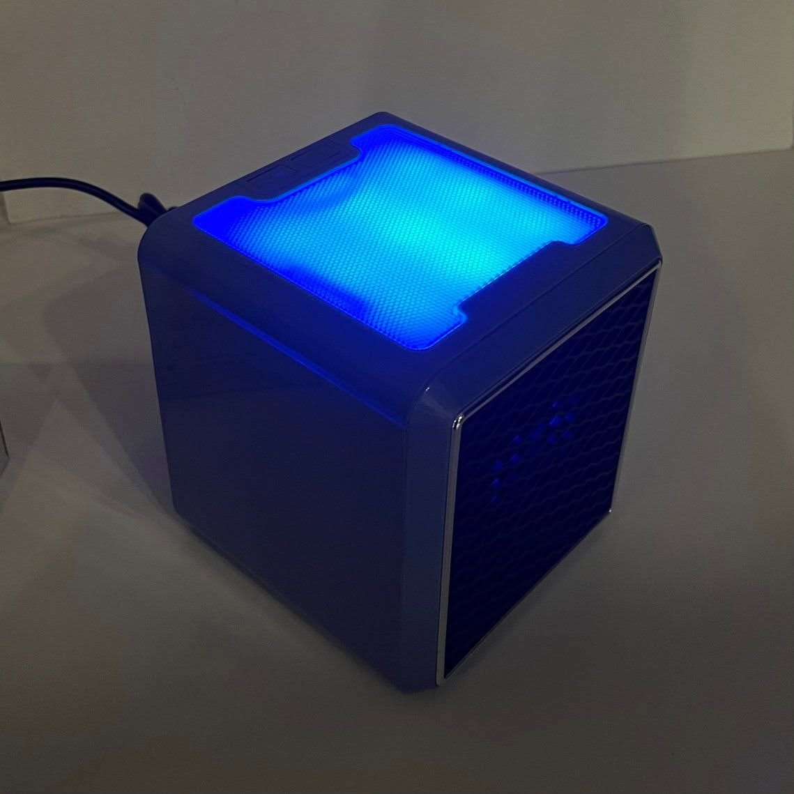 هيتر مدفأة كهربائية هوائية مربعة
دفاية كهربائية سيراميك Handy Heater Pure Warmth بقدرة 1500 واط مع فلتر True Shield

دفاية كهربائية مدمجة تعمل بتقنية السيراميك لتوفير حرارة مريحة وسريعة في مختلف المساحات داخل المنزل أو المكتب.

 • تقنية تسخين سيراميكية متقدمة توفّر حرارة قوية ومباشرة
 
• قدرة تشغيل عالية 1500 واط لتدفئة فعّالة
 
• فلتر True Shield يساعد على تنظيف الهواء أثناء التسخين

• تحكم بثلاث سرعات تشغيل: منخفض – متوسط – عالي
 
• اضاءة متعددة

• تشغيل هادئ مناسب للاستخدام اليومي
 
• تصميم بسطح خارجي Cool-Touch لراحة وأمان أعلى
 
• حماية إيقاف تلقائي عند الانقلاب (Tip-Over Auto Off)

 • النوع: دفاية كهربائية سيراميك
 • القدرة: 1500 واط
 • مستويات التشغيل: 3 سرعات (Low / Medium / High)
 • نظام الأمان: إيقاف تلقائي عند الانقلاب
 • الهيكل الخارجي: بارد الملمس (Cool-Touch Case)
 • التحكم: أزرار بإضاءة LED
 • سلك الكهرباء: مدمج داخل الجهاز


**إذا كنت صاحب هذا الإعلان وتريد حذفه لأي سبب، رجاءا أرسل رسالة إلى الدعم الفني**