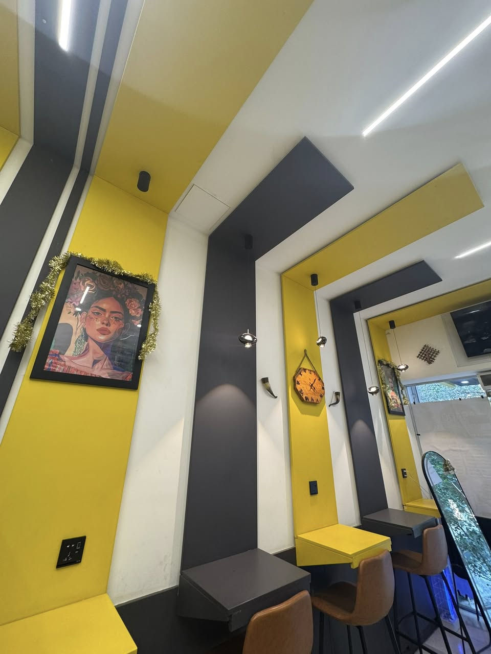 ديكور كامل للبيع لغرض التوسعه والتغير مواصفات الديكور
1 كله hdf اسباني مقاوم للضروف البيئيه ماء حرائق نوعيه جدا عاليه اسباني المنشأ يصلح للمطاعم والكافيهات سهل التنظيف بإستخدام مواد متوفره 
2 يحتوي على عازل صوت بنسبه جيده + اللون ثابت مع الوقت 
3 منشأ اسباني حقيقي
4 سهوله الشد والفك تقدر اضافه ديكور اضافي و التكبير والتصغير والتحكم بالابعاد 
5 خالي من العيوب وان وجدت عيوب نتيجه الاستخدام سهل الاصلاح 
6 تحتوي الطاولات المتصله والمنفصله على قواعد حديديه صلبه جداً تتحمل وزن حتى 200 كغ 
7 اهم نقطه انك تستطيع ان تفكه وتنقله او تغيره بدون اي تلف يعني فلوسك بي متضيع ابداً مو مثل بقيه الديكور الي يكون لصق و عند التغير سيعرضك الي خسائر ماليه عاليه هذا على كوله اهلنا فلوسه بي 
( ملاحظه البيع فقط للستولات والديكور يعني اللوحات وغيرها غير مشموله بالبيع وان حب المشتري مثلها اكدر اوفره شي بعد احلى ) 
الستولات عدد 12 كلها جلد طبيعي 
ملاحظه ( تصميم الشد كله موجوده بحاسبه تصميم) يعني مراح ادوخ بالقياسات عندي كادر يكدر يطلعلك يشدلك او اذا تحب جيب كادر واني انطيه خريطه التصميم 
للاستفسار ***********
