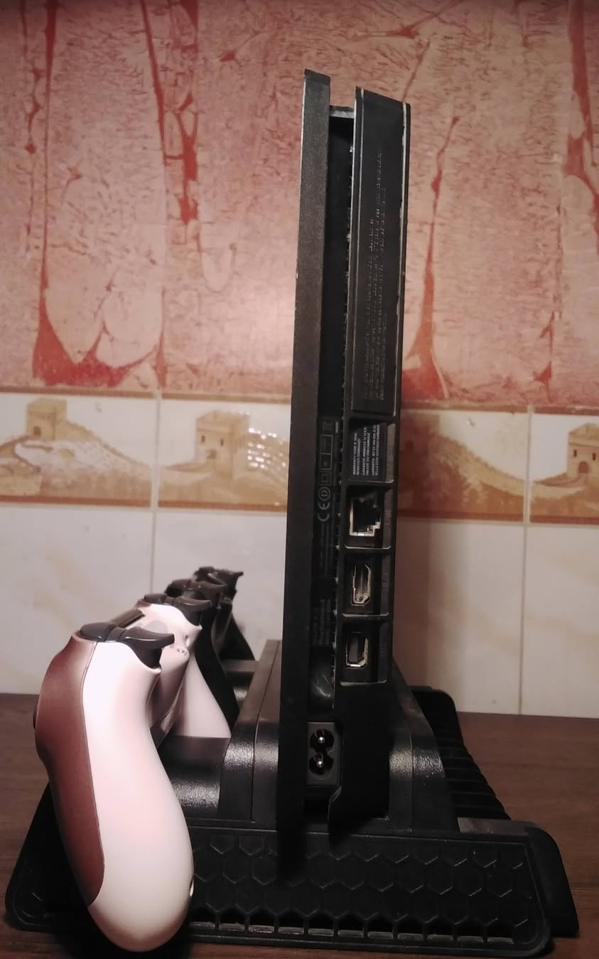 جهاز(Playstation 4 Slim)
مهكر نظام 12.52
مامفتوح كما موضح بالصور ويا(DUALSHOCK) اصلي و (DUALSHOCK) تجاري 
ويا العاب 
God of war Raganrök مع الاضافات عدا  Valhala
FC25 مع اضافات التعليق العربي والترجمة العربية 
RE4 Remake  مع جميع الاضافاة والتوسعات 
الالعاب داخل الجهاز وليس نسخ فيزيائية
سلك HD و Power 
ملاحظة: لعبة God of war  و Grand Theft Auto 5 مو من ضمن الجهاز لان انباعن 
السعر:  325,000دينار عراقي 
عندك اي استفسار تعال خاص هلا بيك.


**إذا كنت صاحب هذا الإعلان وتريد حذفه لأي سبب، رجاءا أرسل رسالة إلى الدعم الفني**
