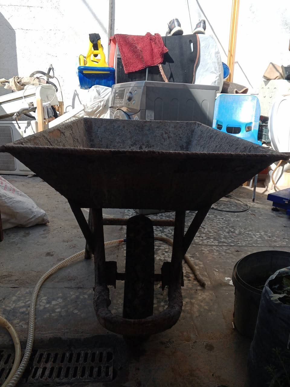 السلام عليكم
عندي غراض مستخدمه للبيع
غساله السعر 100
السبلت واحد طن السعر 100
العربانه السعر 25
الميز مال فلافل وهمركر جديد غير مستخدن السعر 35
العنوان البياع شارع الرافدين 
***********
متواجد واتساب فيس
