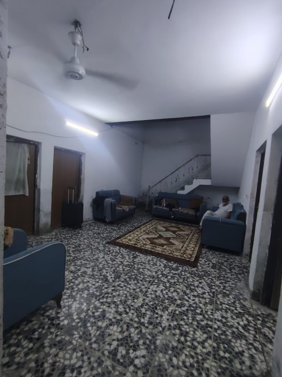 السلام عليكم بيت مساحة ٢٠٠ متر مسلح طابوك كاشي يحتوي عل ٢ غرف نوم و مطبخ جبير و استقبال كراج جبير حديقة أب ضهر أسواق أبو امير سند اصفر السعر ٧٠ أو بي مجال اشراي  ***********
