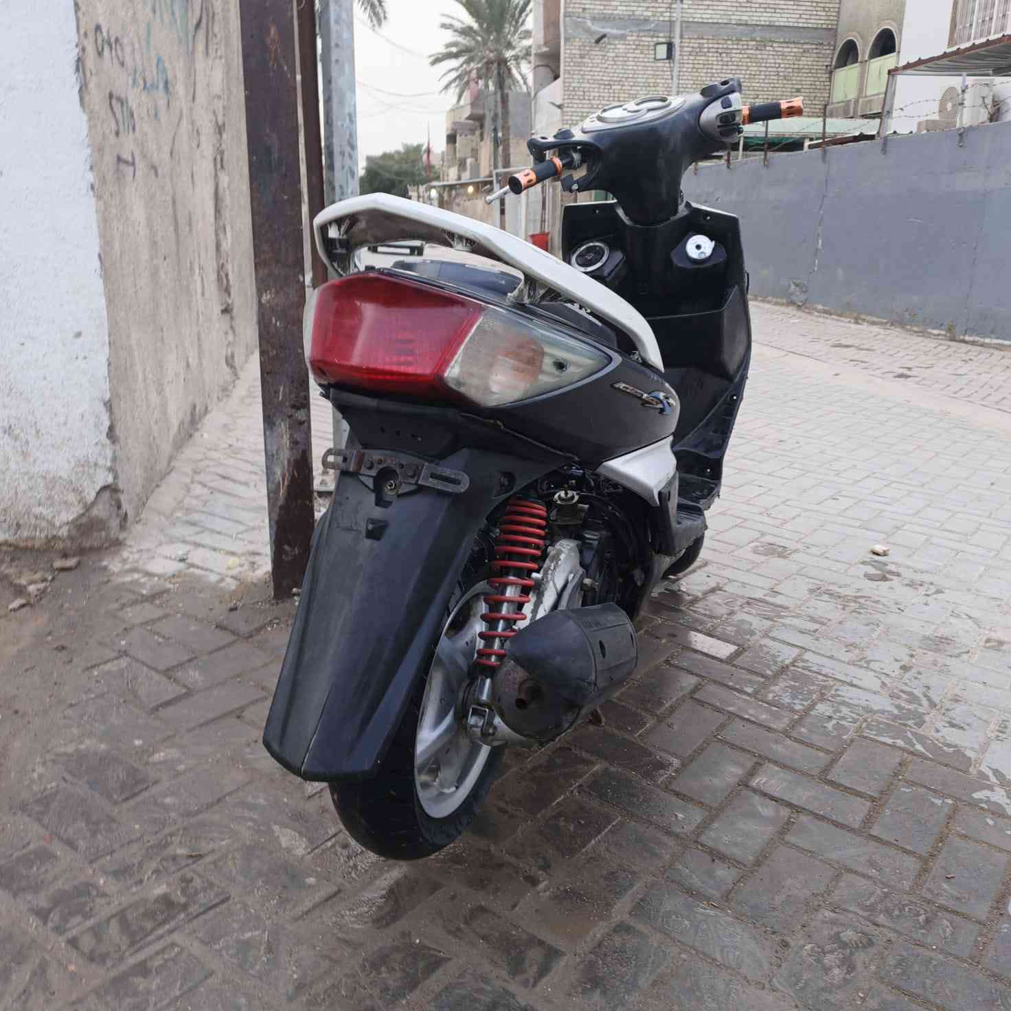 سلام عليكم دراجه سكنس فحل نوزل الدراجه حلوه مكينه مجفته تجفيل كامل يخبل ناعمه الدراجه بيهه صوت بلكلج لامامي منتهي عليهه ادامه نوزل وفيول بم وبلك جديد البارحه كملتهن بس لكلج لامامي بقه واريد ابيعهه دارجه مثل ما بصروه بيهه كم ملاحضه بسيطه  الي تفيده يعلق بلسعر الي يفيده واني بخدمتكم مكانهه بغداد لامين الثانيه ه ***********
