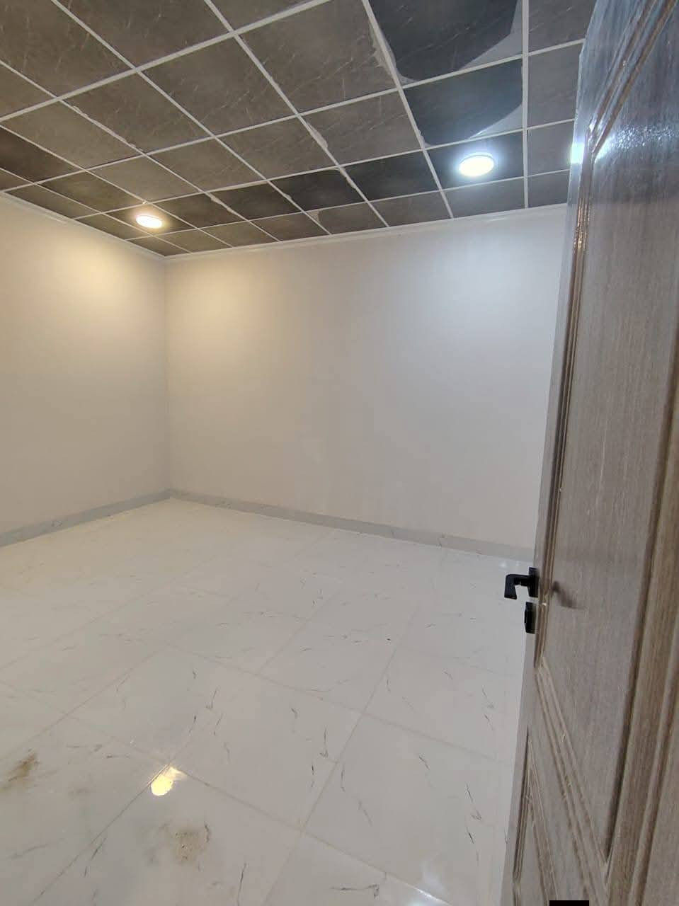 للبيع للبيع للبيع 
دار سكني سند طابو في حي السماح ال ٩٠
 قرب مدرسة صناع الحياة
المساحة ١٠٠م طابق واحد بناء حديث تسليم مفتاح
غرفة نوم وهول واستقبال ومطبخ وصحيات وكراج وبيتونة
السعر ٧٥ مليون
للإستفسار الاتصال
***********
***********
مراجعة مكتب عمار الهزاع لتجارة العقارات الكائن في حي السماح سايدين بانزيخانة المشاعل قرب جامع طه
