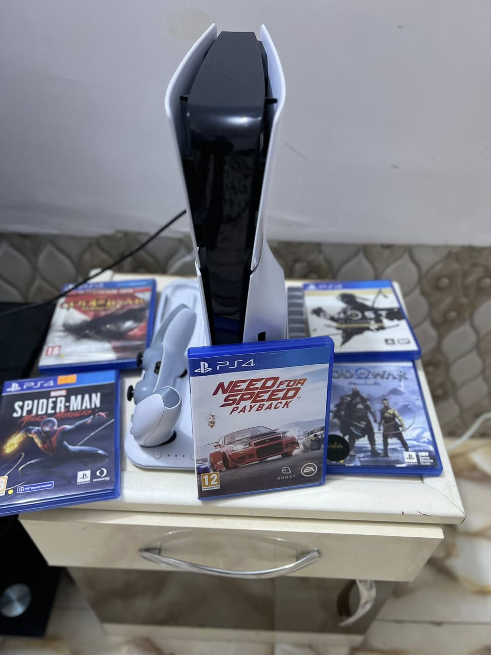 السلام عليكم بلي 5 سلم ذ 1 تيرا جهاز جديد لك ويا 5 اقراص وحساب اماراتي ومنرله 4 العاب 
الجهاز ابيعه شلع ب700 وبي مجال بسيط 
علماً موجود يوبي اس كلمن وسعره 
للاستفسار *********** .
