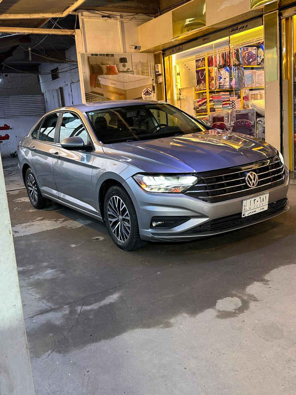 سلام عليكم
فولكسواكن جيتا 2021 
محرك ١٤٠٠ توربو✈️ 
كير محرك مكفولات 
حادث امريكا موضح بالسونار مع الصور السياره 
يعني قطعه وحدة صبغ 

ورقم الشاصي موجود بالصور 
السيارة جديدة جدااا وعليهة ادامة كامله 
باتري تايرات فيول بمب وكل انواع الزيوت والسوائل 
السيارة بحاله ممتازة 
مكاني بغداد الزعفرانيه 
السيارة بأسمي وسعرهة 155 ورقه وبيهة مجال بسيط 
وهذا رقمي  ***********
