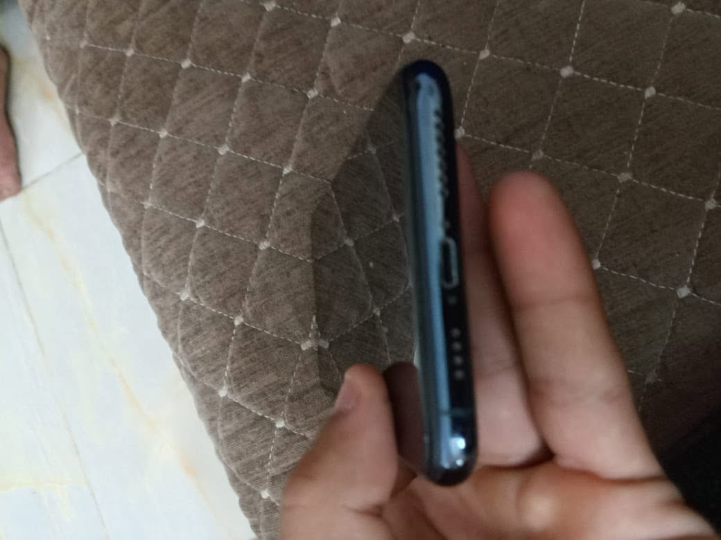 ١١برو ماكس للبيع مبدل شاشه بس بطاريه ٨٦بلاديه مستعجل عله بيعته ***********
