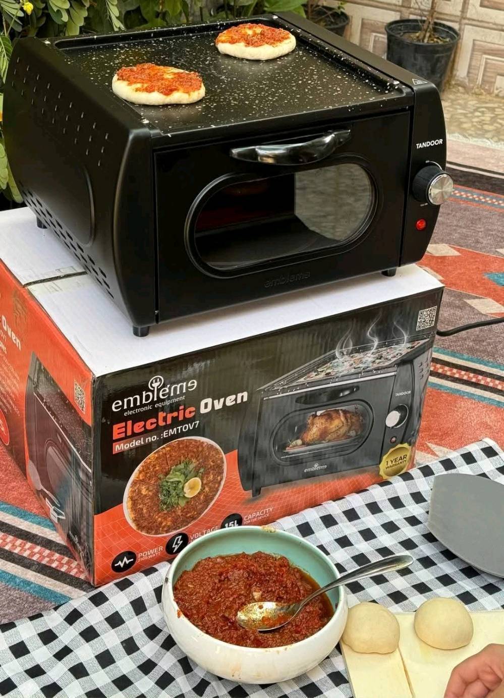 
🍕 فرن تندوري العجيب ماركة امبليوم 🇩🇪  💯 
مع الهدايا 🎁
🚪 الباب المحفور:
الباب محفور بعناية باسم شركة امبليوم دون طباعة أو لزكة، احذرو التقليد .
السطح يكون كرانيت اصلي 💯

🎁 الهدايا المجانية:
مع كل جهاز، ستحصل على هدايا رائعة تشمل حامل بيتزا من الفولاذ الثقيل وملقط من الفولاذ.
ضمان لمدة سنة:صيانه 
الأبعاد:
- العرض: 40 سم
- العمق: 20 سم
- الارتفاع: 30 سم

🍕 استخدام متعدد:
يمكنك استخدامه لتحضير البيتزا، الخبز، اللحم، الكليجة، التبسي، وجميع أنواع المخبوزات.

💡 ميزات رائعة:
- اقتصادي بالكهرباء.
- حجم صغير ومناسب لأي مكان.
- يسخن بسرعة للبدء السريع.
 للحجز ارسال رساله او الاتصال على ***********