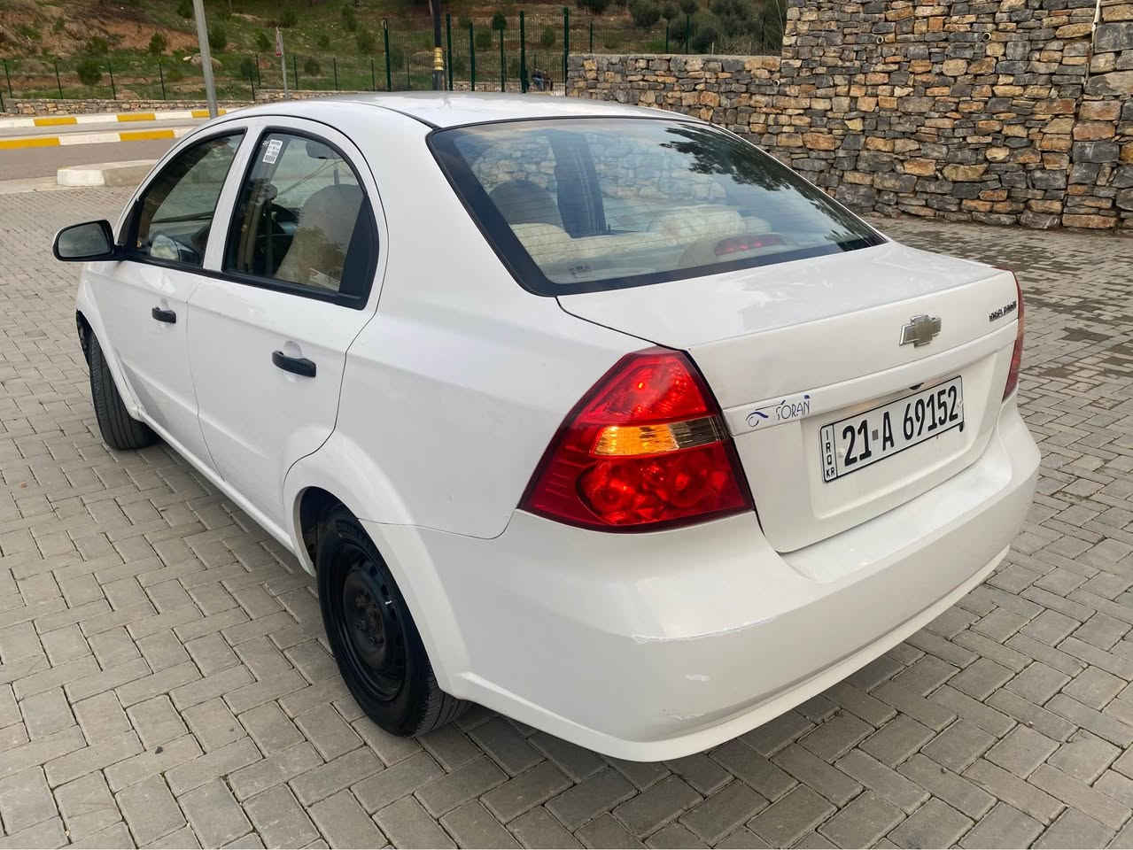 سەرەتا بە ناوی خوای گەورە و میهرەبان

فرۆشتنی خێرا

شۆفرلیت ئەڤیۆ

مۆدیل ٢٠٠٩

سپی بەفری

مواسفات خلیجی ناو زەرد و گیر تۆماتیک و چوار جام کارەبایی و گیر تۆماتیک و کەلە و عەینە و دەبل گیچ و قفل مرکزی و دەبل ایرباگ و شاشە ئایپاد و کامیرایە و تەبرید گەرم و سارد و زۆر مواسفاتی تر..!

نموونە لە جوانی و پاکی

گیر و مەکینە و کارەبایی و تەبرید و تەقە و رەقە و تندوتۆلی بەشەرت چرکەی تیدا نیە

گیر و مەکینەی بەشەرت نەکراوەتەوە و دوکەل و بوخار و سەرف و چەوری بەشەرت

مەکینە گەورەیە مەرخوب

دوو پارچە و دوو پەلەی بۆیاخە بەبی ناوگرتن  چەکوشی پیوە نیە

دەعم و لیدراوی بەشەرت

سۆنەریم داناوە.!

پیش و دوای کەپسە سەقف و شان و چواردەوری جوانە

سەیارەکە یەک دەستە و رەقەم و سەنەوی و ژینگە و بانی تا کۆتایی ٢٠٢٧ تازەیە و تحویل و خرامە و بە ناوکردن بەشەرت

٤ تایە و ویلی لۆکی بیلادی لە ژێرە

تاقم کوشن و گاعی تازە تیگیراوە

ناو دەری زۆر جوان و پاک ماوەتەوە

هەموو گیانی لەسەر دەقی بیلادی ماوەتەوە

ماڵی دۆستە و دیناریک مەسروفی نیە

بۆ عەیب و عار پرسیار مەکە.!

شوین// هەڵەبجەی شەهید

سعری// ٦٢ گڵا و مجالیکی برایانەی تیدایە

کۆرەک ***********

ئاسیا ***********

واتساب و تیلگرام و ڤایبەری لەسەرە.! حلبجة, السليمانية
