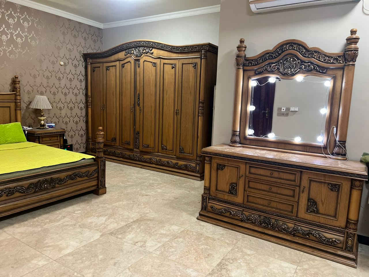 غرفة نوم للبيع 6 قطع - خشب زان - كنتور 6 ابواب + ميز تواليت+سرير  طول 230 سم  + 2 كومديات + مجرات - السعر 2 ونص مليون - بغداد - القادسية -  واتس اب ***********
