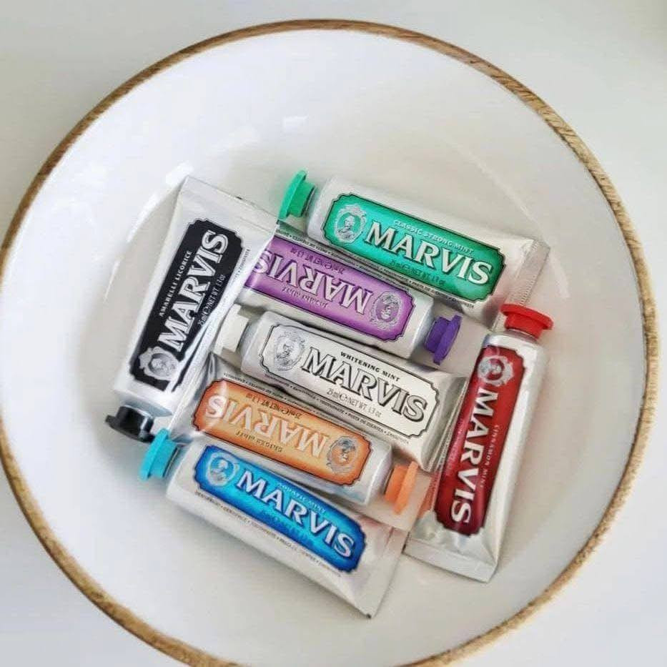 اوووووووووووويلي يابه دمار دمار هل معجون ماتاخذه عمرها خساره معجون أسنان مارفيس (Marvis) 
الإيطالي الفاخر هو خيار شهير لتبييض الأسنان والعناية الفائقة بالفم، يتميز بتركيبات غنية مثل النعناع لتبييض فعال وإزالة البقع الناتجة عن التدخين والقهوة، بالإضافة إلى الوقاية من التسوس، خلوه من البارابين، ومناسبته للنباتيين، متوفر بعدة نكهات (نعناع، قرفة، ياسمين)


**إذا كنت صاحب هذا الإعلان وتريد حذفه لأي سبب، رجاءا أرسل رسالة إلى الدعم الفني**