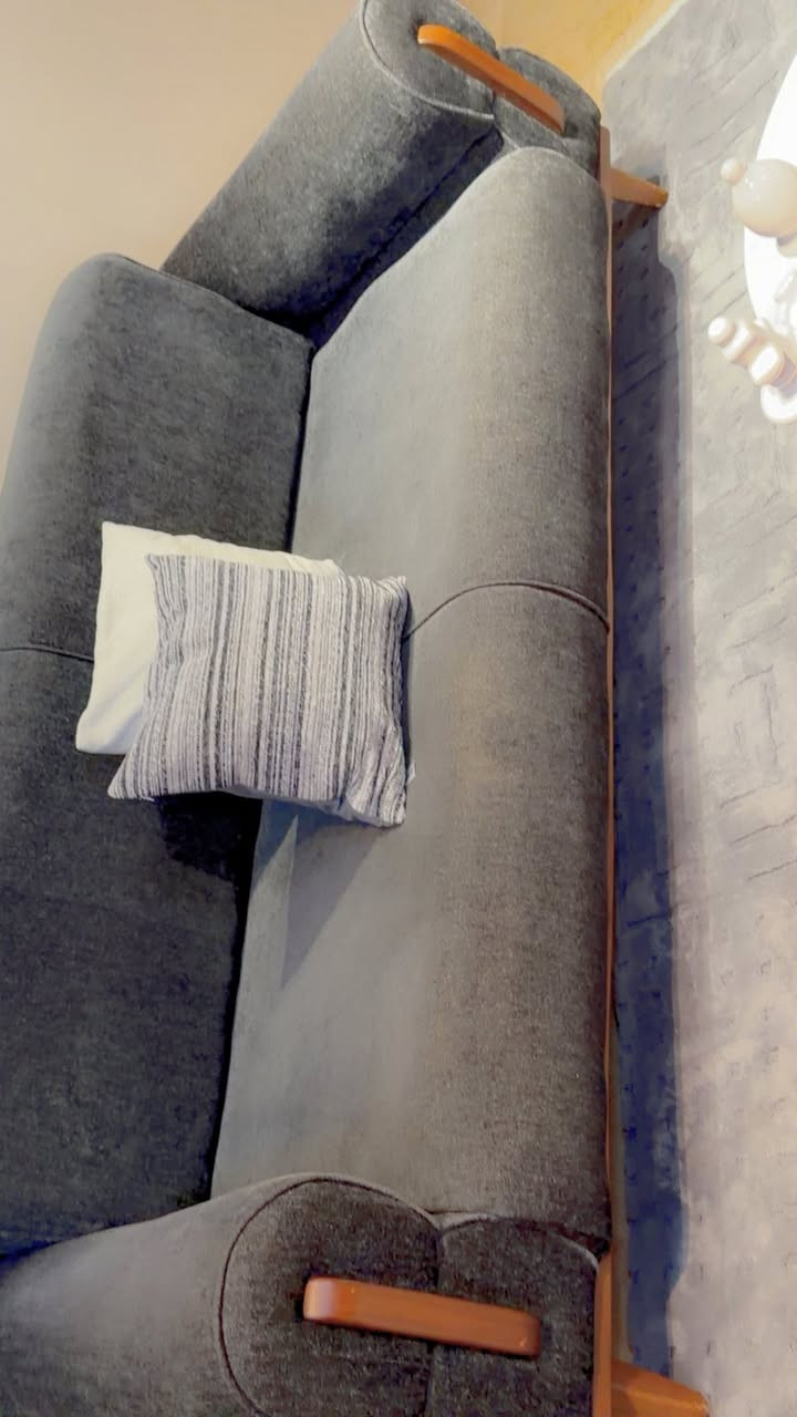 مرحبا
عندي هذ التخم اي ضرر مابي ومستعمل قليل 
8مقعد ثنين 3مقعد وكرسين رايته ب 700
الرقم ***********
