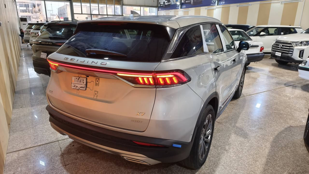 🏎️ أداء ياباني وألماني موثوق:
المحرك: 1.5 لتر تيربو من MITSUBISHI (قوة 185 حصان).

ناقل الحركة: 7 سرعات من شركة AISIN اليابانية.

نظام التعليق: من شركة BOSCH الألمانية لثبات لا يضاهى.

ضمان حقيقي: 6 سنوات على المحرك وناقل الحركة (القير).

🛡️ أمان ومتانة بتقنيات عالمية:

هيكل صلب بنسبة فولاذ 70% (بتقنيات Mercedes-Benz).

رادار تفاعلي، تحديد مسار، ومثبت سرعة ذكي.

نظام كاميرات 360° مع داش كام (تسجيل رحلات) مثبت مسبقاً.

تحذير النقاط العمياء، مانع انزلاق، وتنبيه تصادم.

👑 رفاهية الدرجة الأولى:

داخلية جلد فاخرة مع مقاعد بتهوية وتدفئة (وتدفئة للمقود).

كرسي سائق كهربائي مع ذاكرة لوضعيات القيادة.

إضاءة محيطية (Ambient Light) ساحرة + إضاءات ترحيبية.

صندوق خلفي كهربائي، وسايد بريك كهربائي مع Auto Hold.
***********
