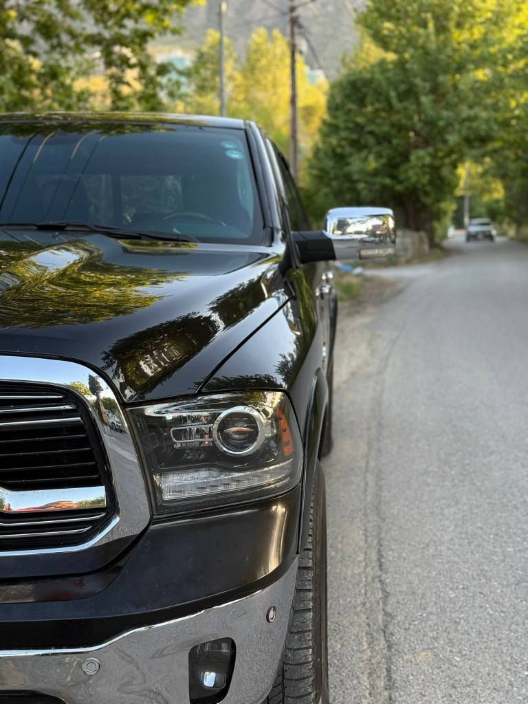 السلام عليكم للبيع دوج رام
مراوس او بيع 
لونك هورن ادشن من النوادر
الوحيده بهل موديل بهل مواصفات
رقم اربيل باسمي  سنويه وهزه جديده
الداخل جوزي و اوف وايت
باب طويل بدي قصير
دوج رام 1500
موديل : 2018
العداد :  120 الف 
المحرك : V8 5.7L .

بصمات 
تبديل ٣ قطع نفس اللون 
جاملغ امامي
وباب السايق 
والباب الخلفي 
وبيها مكان بارد قليل كلش 
بجم كبس 
المواصفات :
* دفع رباعي 4x4. فور ويل
* نقطة عمياء. 
*  كاميرا (360) درجة. 
* لوحة القیادة دیجیتال.
* دوسات جانبية كهربائية.
* المصابيح الأمامية زنون.
* كشافات الضباب زنون. 
* المصابيح الأمامية والمصابيح الخلفية LED. 
* دخول ذكي (بصمة). 
* تشغيل عن بعد.
* مقاعد من الجلد الفاخر جوزي 
* المقاعد كهربائية مع ميموري.
* المقاعد الأمامية تبريد وتدفئة. 
* المقاعد الخلفية تبريد وتدفئة. 
*الستيرن تدفئه 
* شاشة كبيرة 12 أنچ.
* نظام ملاحة نفكيشن GPS.
* حساسات امامية وخلفية.
* سقف فتحه
* مانع تصادم خلفي. 
* مكيف خلفي.
*محدد سرعة.
* ويل كروم قياس 22 انج.
* مرايا كهربائية جانبية من الكروم قابلة للطي كهربائيا.
* الشباك الخلفي كهربائي. 
* المرايا الجانبية تدفئة. 
* غطاء حديد  للصندوق الخلفي .
*رام بوكس (صناديق تخزين جانبيه)
* امكانية تعديل ارتفاع دواسات البنزين والبريك.
* هاند بريك 
* حساسات امامية. 
* مرايا مع خاصية التعتيم الذاتي. 
* مساحات تخزين إضافية 
للاتصال ***********

السعر ٢٢٠

مكان السياره بغداد بغداد, العراق
