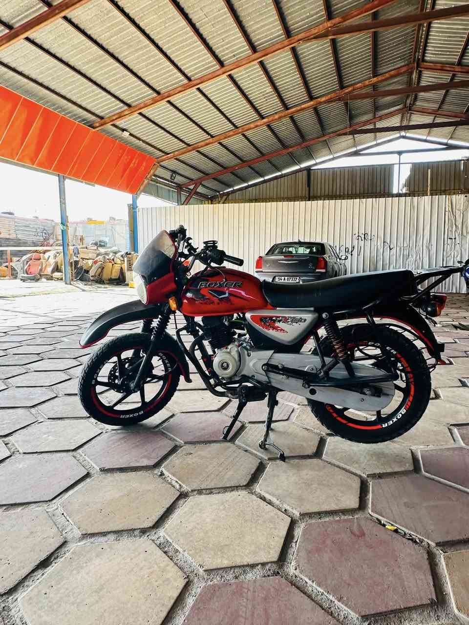 🏍️ للبيع: بجاج بوكسر (Bajaj Boxer X150) .. جديدة مال سفر 🏍️
المواصفات والوضعية:
• الوضعية العامّة: الدراجة بحالة الوكالة (جديدة ناصية)، برغي ما مفتوح بيها، ومحركها ناصع ومكفول (ماراكضة ولا متَعوبة).
• الأوراق: أوراقها أصولية كاملة وجاهزة للتحويل.
• الممشى: ممشى حقيقي قليل جداً وعداد بلادها نظيف.

• الإطارات والويلات بحالة ممتازة  وتوايووة جوبلس

الدراجة مال سفر، اقتصادية جداً بالوقود، ومتانتها معروفة بالخطوط. تشتري وتقعد وراسك بارد.. ما تحتاج غير تشغل وتتوكل.
•مكاني ناصرية مركز
***********
وتساب

