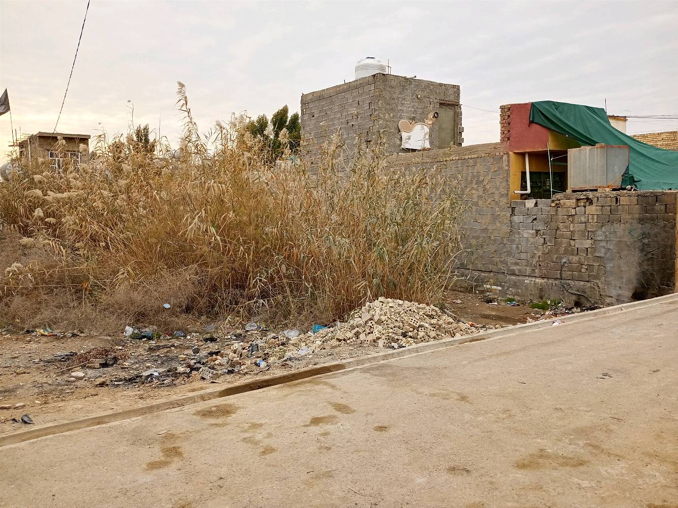 السلام عليكم  قطعه ارض للبيع 200 متر العنوان بغداد قضاء الزوراء المعامل سابقا  القريه الفلاحيه متوفر كافة  الخدمات مي مجاري كهرباء تبليط السعر 18مليون وبيها مجال الانقاذ والكصب عليه اني اكربها اليشتري جاهزة  مجهزة اله وبالخدمه