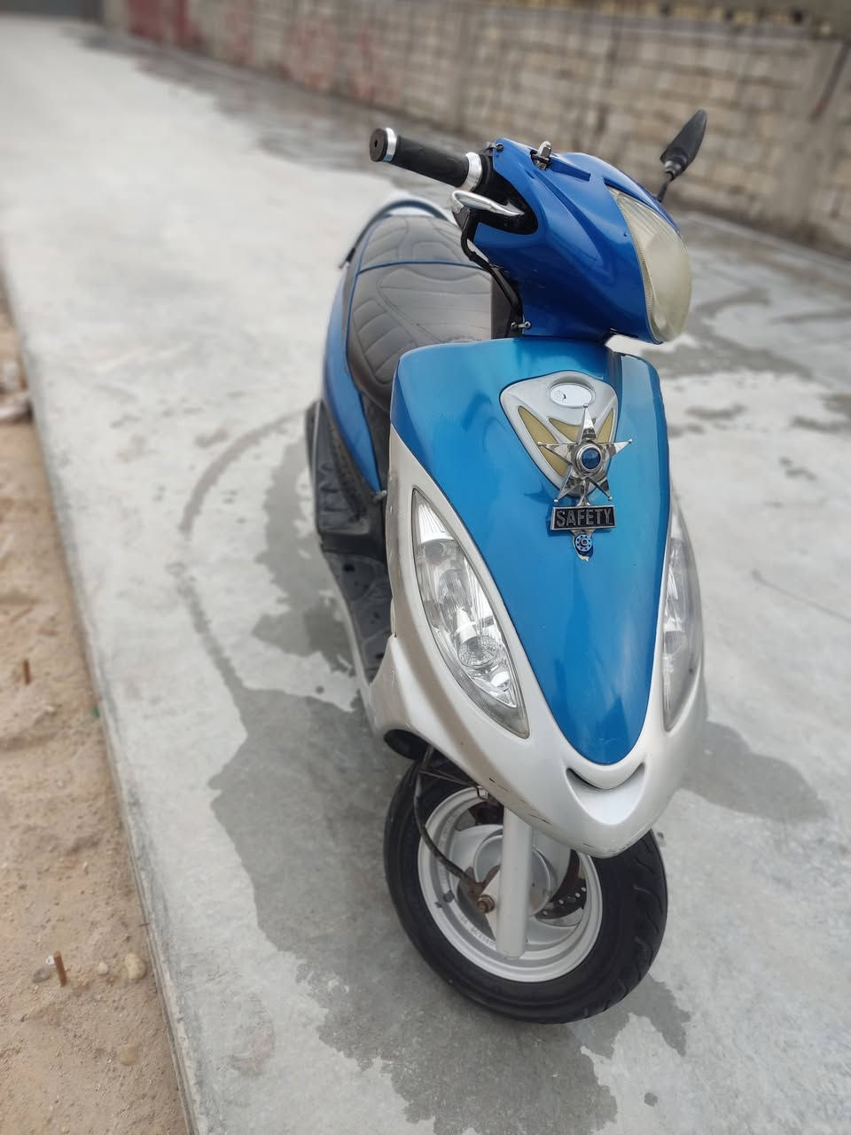 السلام عليكم
دراجه كامكو V2 للبيع 
دراجه نضيفه وكاملة من كلشي 
السعر 700 وبيه مجال 
العنوان (الغراف)
رقم***********
