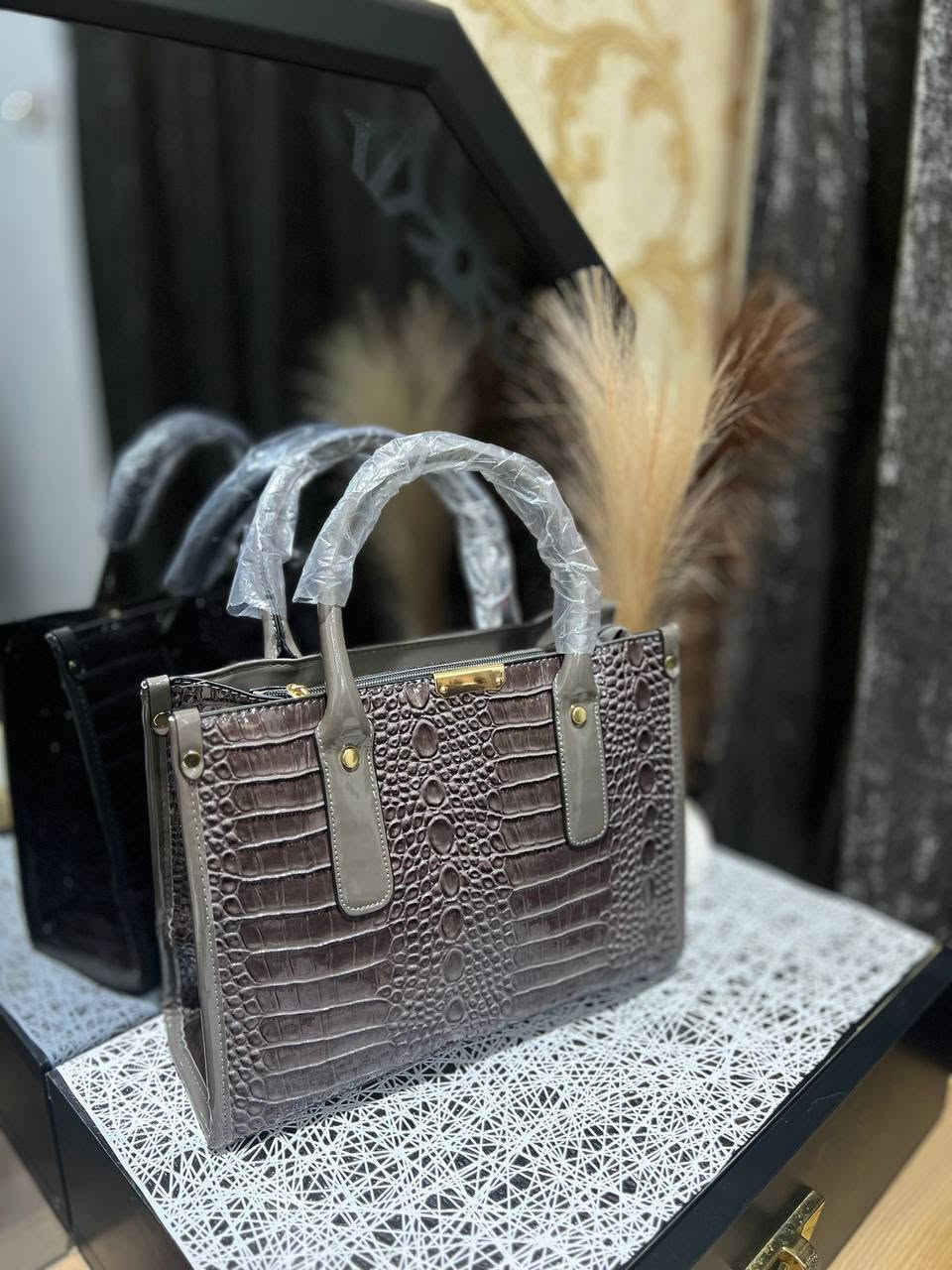 "كوني محط الأنظار مع هذه الحقيبة الاستثنائية! 👜 دمج مثالي بين الفخامة والأنوثة . متوفرة الآن بجميع الالوان الساحر. لا تفوتي فرصة التميز!"
للطلب واستفسار مراسلتنا خاص او على واتساب 
***********
توصيل جميع محافظات العراق 
٥ فقط
