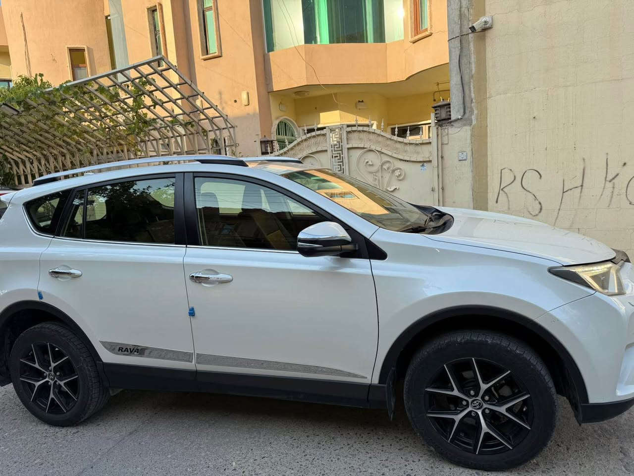 بسم الله الرحمن الرحیم
کوردی/ عربي
تۆیۆتا راڤ فۆڕ خەلیجی Rav4
مۆدێل ٢٠١٨
فول فول مواصفات 
مواسەفاتەکان زۆرن ناژمێردرێن تەنها ئەوە بزانە لەو مۆدێلە لەوە فولتری نیە
سەیارەکە بێ بۆیاخە بێ ساردە  هیچ هیچی نیە
دەعامی بۆ دەعامی هەموشتێکی بەشەرت گێر مەکینە کارەبایی حدادی چیت دەوێ بەشەرت
سەنەوی  بەناو خۆمە نوێیە هەتا ٢٠٢٩ هەفتەیەکە چوار تایەی دەرەجە یەکم بۆ بەستاوە
سەیارەکە بیانو بڕە ئەوە راستیە
١٧٠ کم هەزار رۆشتوە
بە نسبەت سعرەکەی داوای ٢٣٠ وەرەقەی لێدەکەم و معامەلەشی تێدایە.
شوێن کۆیە
پەیوەندی تەلەفۆن و وەتس ئەپ
***********
0770 460 5750
تێبینی: تکایە نامە بۆ من مەنێرن من تەنها بڵاومکردۆتەوە پەیوەندی بە ساحێب سەیارەوە بکەن رەقەمی مەوجودە

راف فور خلیجی ٢٠١٨
فول فول مواصفات اعلی فیئە ماکو احد مثلها
مابیها ای ضر ولا صبغ ولاتعدیل بارد
المحرک و گیر و حدادیە کلها ابشرط
دعامیە لدعامیە کلها بشرط مابیها ای نواقص
سیارە ماشیە ١٧٠ کم
سیارە بأسمی تحویل وکالە بشرت نفس الیوم
بنسبە سعر رایدین  ٢٣٠ $ و بیها مجال للطیبین
اخوان ممکن اتصال عبر تلفون او واتس اب علی هذا رقم
0770 460 5750
***********
ملاحضە: انی فقط نشرت سیارە مو مالی اذا تریدون اتصل بصاحب سیارە  رقمهو موجود أربيل, العراق
