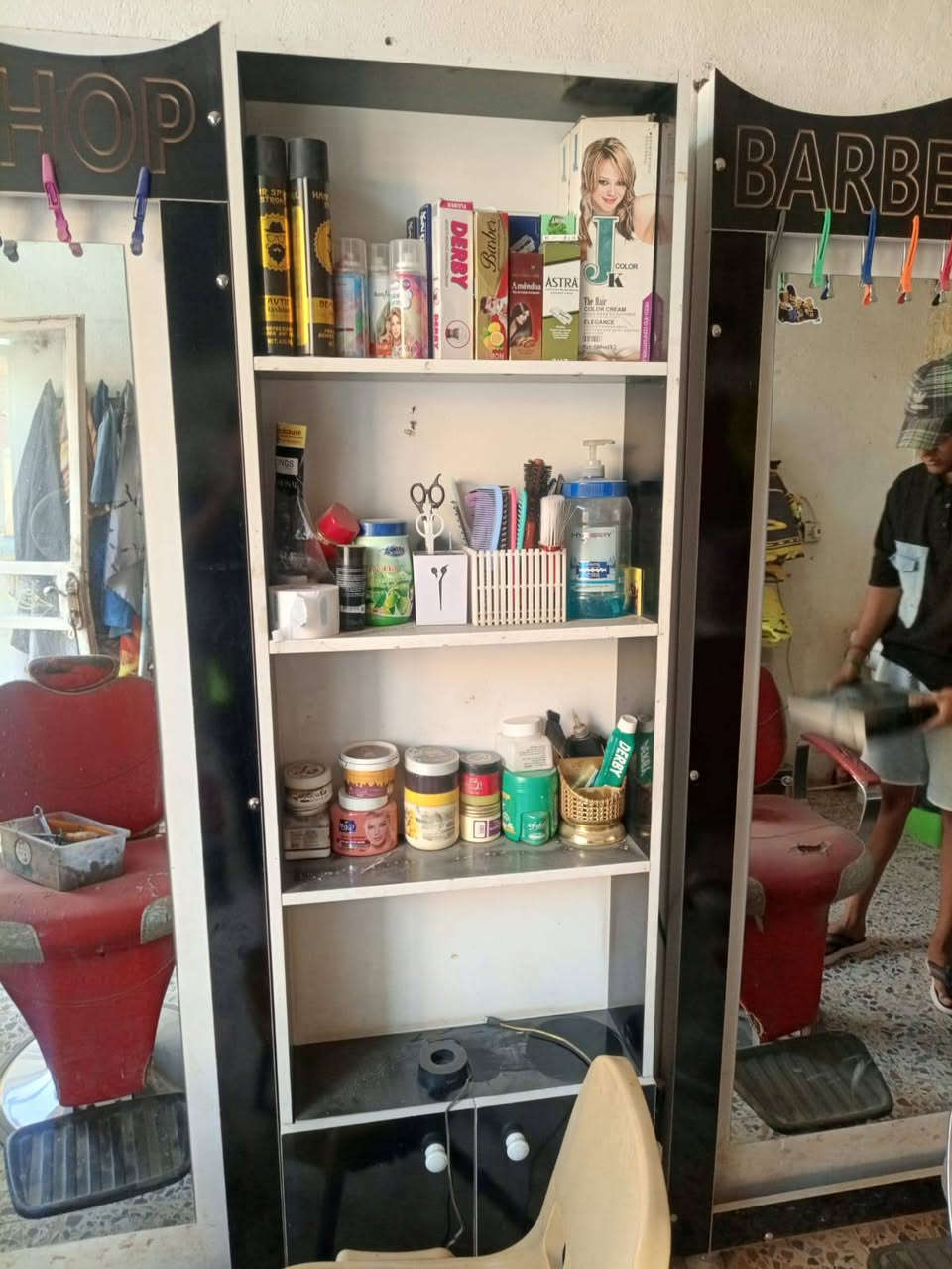 السلام عليكم محل حلاقه  كامل للبيع الاستفسار على هذا الرقم واتساب مكان بغداد حي البتول.***********
