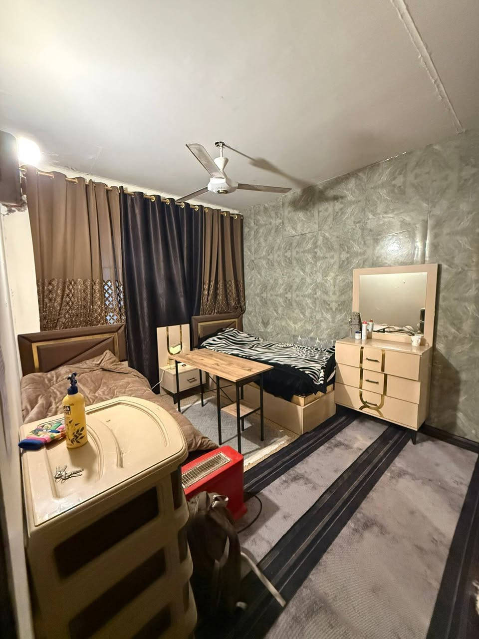 السلام عليكم 
 . شقه ارضيه للبيع ملك صرف . قريب ع شارع الكفاءات بيها اضافة مشتمل . مع الاثاث او بدون حسب الاتفاق  للاستفسار على الرقم ***********
