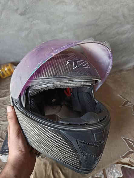 خوذة وياها سماعه خوذة ب 50 امانه الله بس الخوذة ماخذها ب 75 والسماعه ب 25 
مكاني الغزالية 
***********
